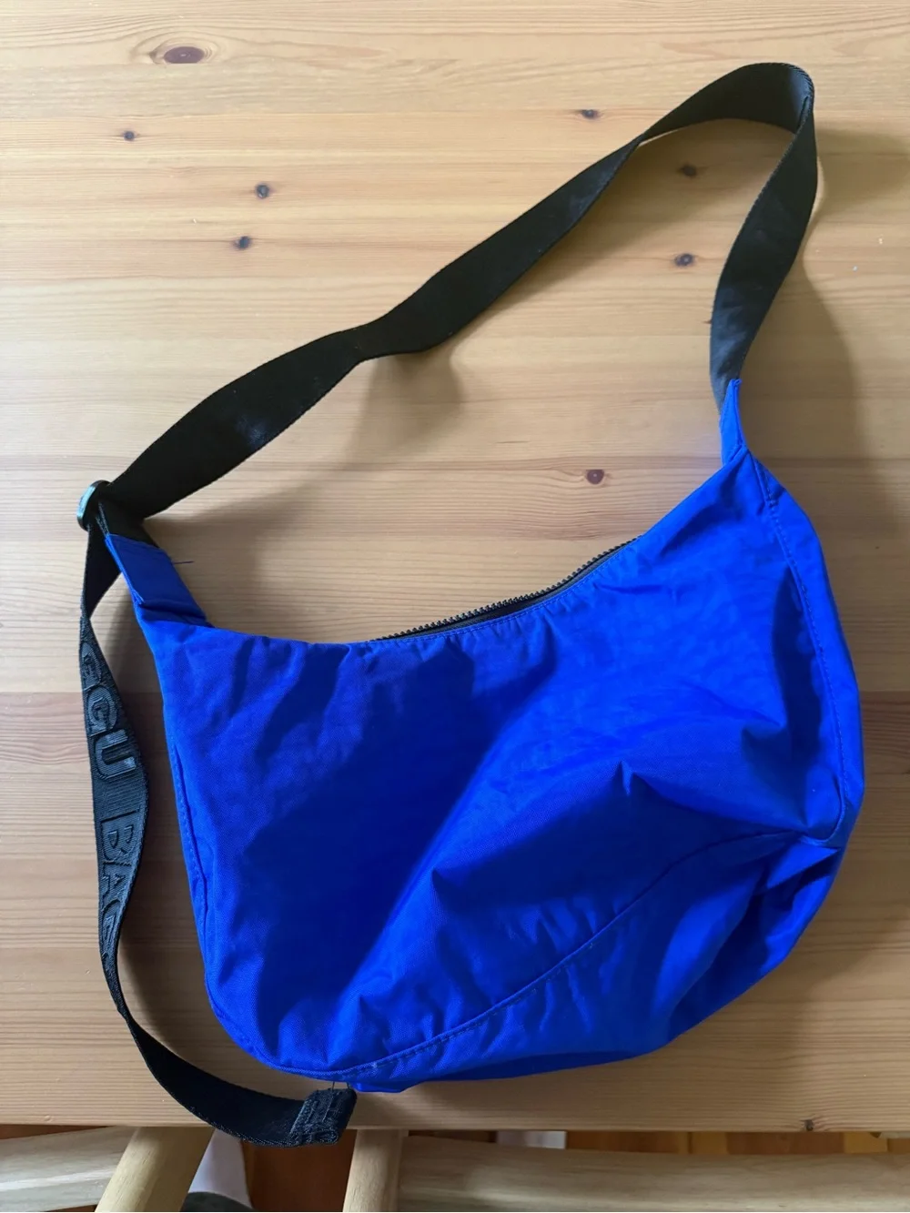 BAGGU Electric Blue Nylon Crossbody Bag with Black Strap - Picture 3 of 4